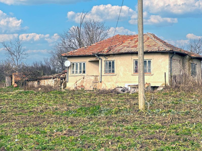 112 sqm 3 bed house for renovation, 9615 sqm land, 15 km to sea — photo 1