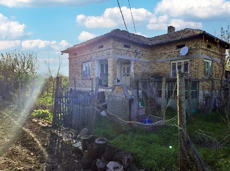 Дом площадью 91 кв.м. с 3 спальнями, участок 1400 кв.м., 12 км до города Вылчи Дол — фото 2