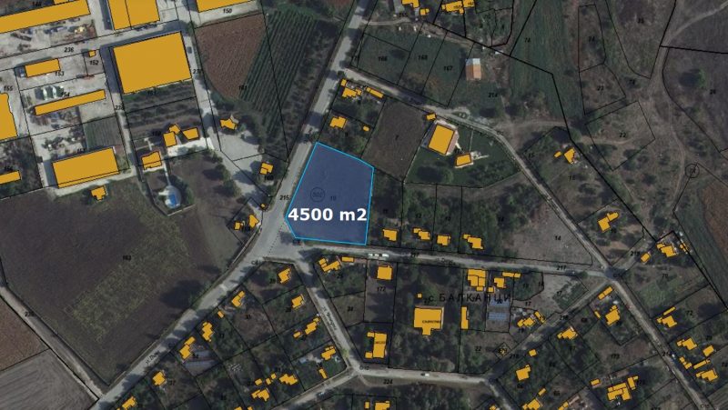 Terrain de 4500 m², eau et électricité à la frontière, à 30 km de la mer — photo 1