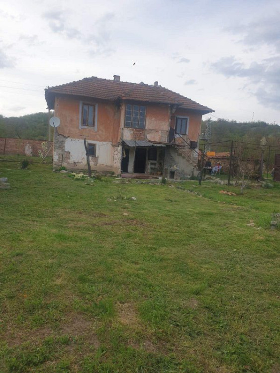 Old Village House with Private Garden in a Scenic Mountain Region 80 km to Sofia city — фото 1