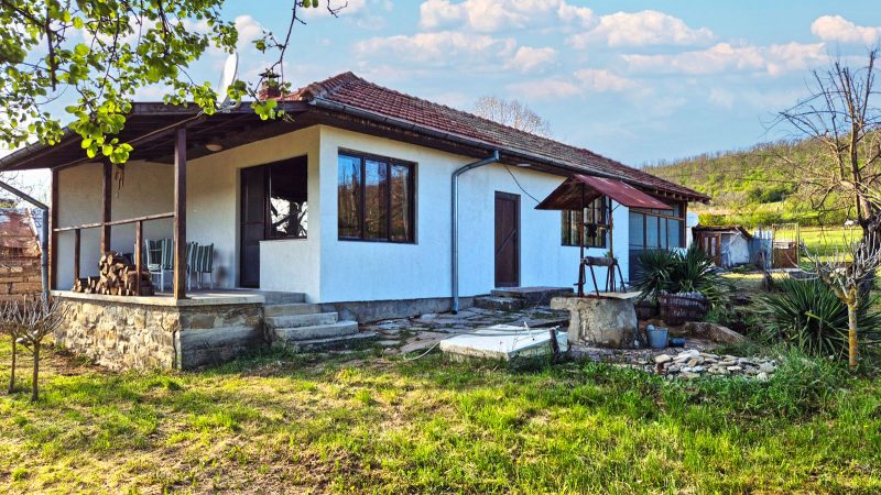 Maison de 95 m², 3 chambres, entièrement rénovée, terrain de 2500 m², à 500 m d'un réservoir, à 40 km de la ville de Shumen — photo 2