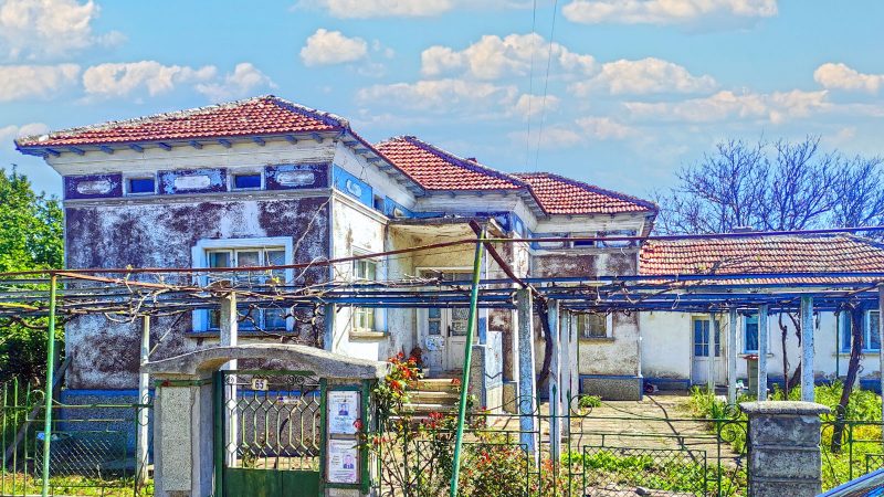 Дом площадью 100 кв.м. с 3 спальнями, участок земли 1500 кв.м., 15 км до города Тервел.