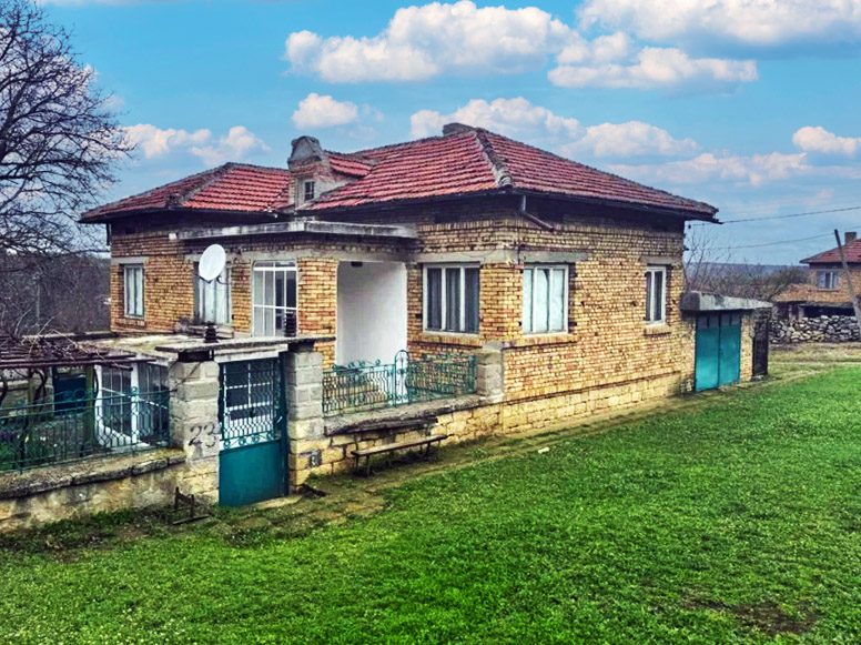 Дом площадью 100 кв.м. с 3 спальнями, участок 1250 кв.м., 15 км до города Вылчи Дол — фото 1