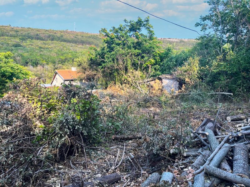 Terrain constructible de 475 m², eau et électricité à la frontière, vue mer, à 2,5 km de la mer — photo 2