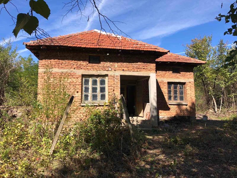 Сельский дом под реконструкцию с собственным садом площадью 3200 кв.м. всего в 20 км от Велико Тырново — фото 1