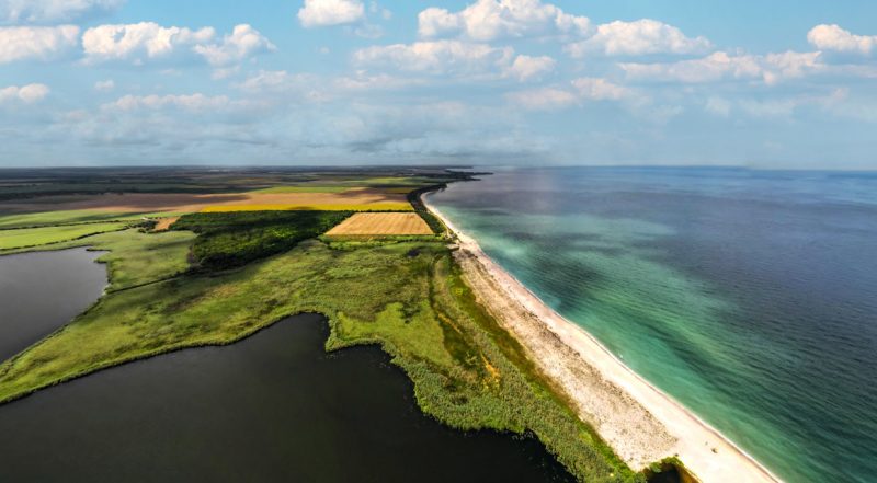 Terrain constructible de 1950 m², eau et électricité à la frontière, à 2,5 km de la mer — photo 2