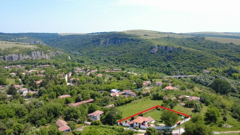 Полностью отремонтированная недвижимость - новая крыша, все новое, 2 душевые комнаты. Открытый вид. — фото 3
