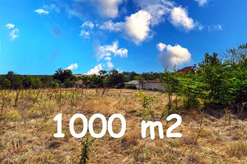 Terrain constructible de 1000 m², eau et électricité à la frontière, village privilégié, à 3 km de la mer — photo 1