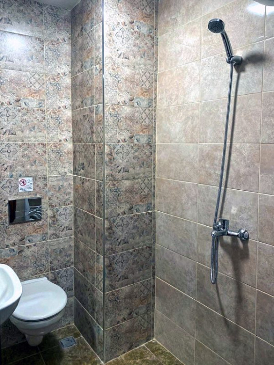 Продается меблированный дом площадью 125 кв.м. с 2 спальнями, 3 ванными комнатами, 2 парковочными местами, видом на лес, в горах Родопы, на горнолыжном курорте, в 500 м от подъемника. — фото 3
