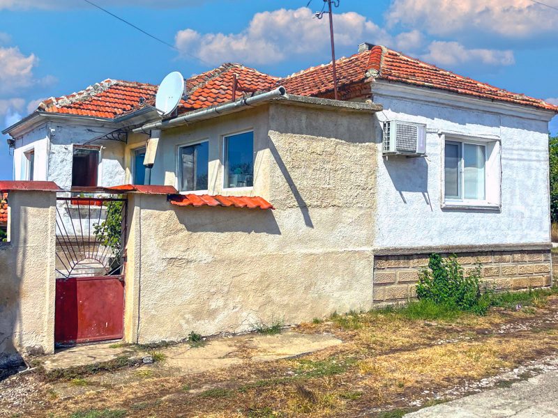 108 кв.м. 3-комнатный меблированный дом, участок 2038 кв.м., желаемая деревня, 15 км от водохранилища Цонево — фото 1