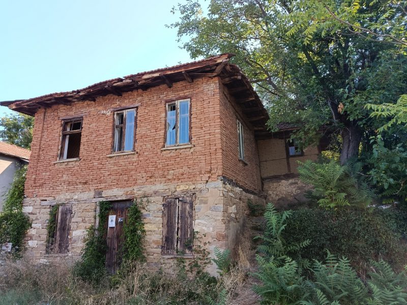 Maison en pierre historique centenaire avec bâtiment agricole – Village de Rumyantsevo
