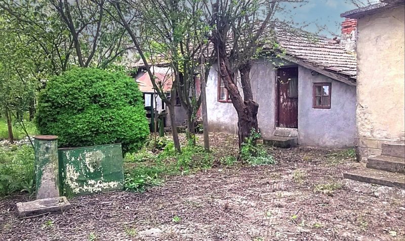 Дом площадью 70 кв. м с 3 спальнями под ремонт, участок 2400 кв. м, 20 км от Генерал Тошево — фото 1