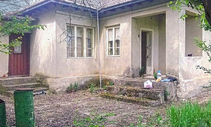 Дом площадью 70 кв. м с 3 спальнями под ремонт, участок 2400 кв. м, 20 км от Генерал Тошево — фото 2