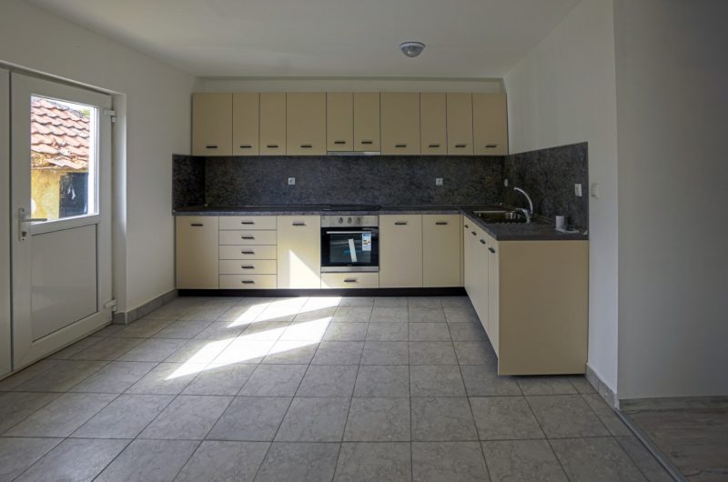 Maison de 100 m², 3 chambres, entièrement rénovée, terrain de 1100 m², à 12 km de la ville de General Toshevo, à 36 km de la mer — photo 2