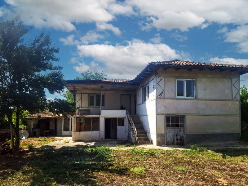 Дом площадью 91 кв.м. с 4 спальнями, участок 1840 кв.м., 35 км от Варны, 45 км от моря — фото 1