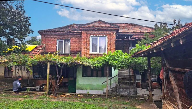 Дом площадью 140 кв. м, много хозяйственных построек, участок 2050 кв. м, престижная деревня, 8 км до города Провадия, LIDL — фото 2