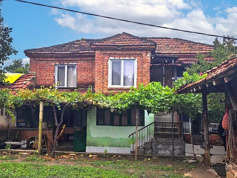 Дом площадью 140 кв. м, много хозяйственных построек, участок 2050 кв. м, престижная деревня, 8 км до города Провадия, LIDL — фото 1