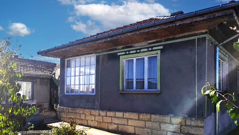 Maison de 167 m² avec 3 chambres, terrain de 1635 m², toiture neuve, à 5 km de Dulovo et à 15 km d'Alfatar. — photo 1