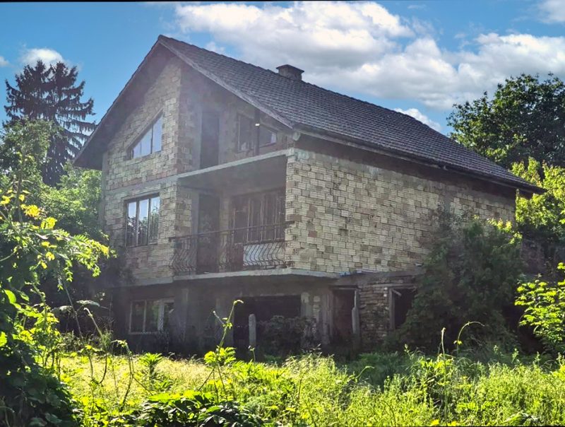 À vendre : maison de 180 m² sur 3 étages, terrain de 900 m², en bordure de lac. — photo 1