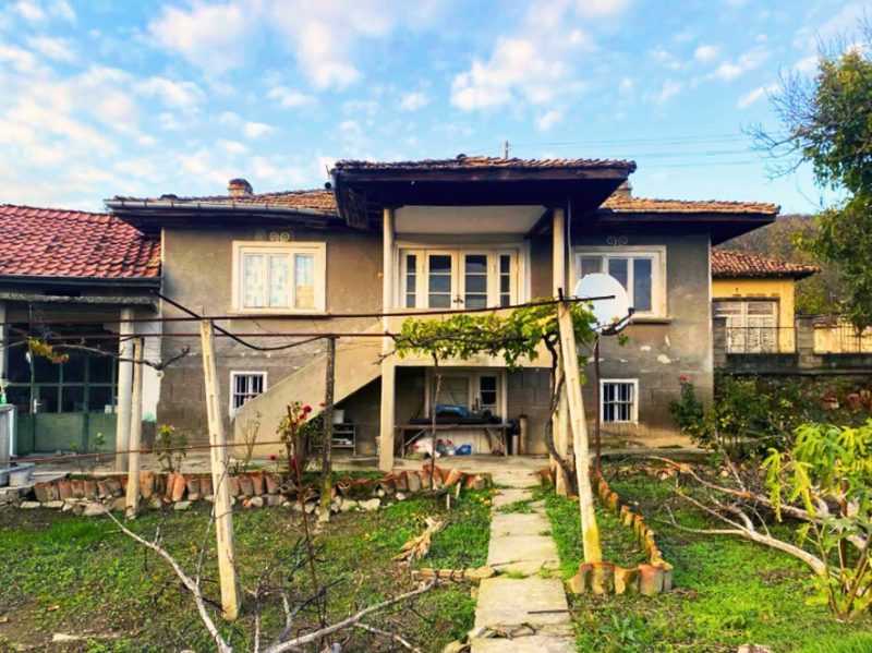 Дом площадью 209 кв.м., много хозяйственных построек, участок 1550 кв.м., большая деревня, 15 км до г. Смядово, 30 км до г. Шумен