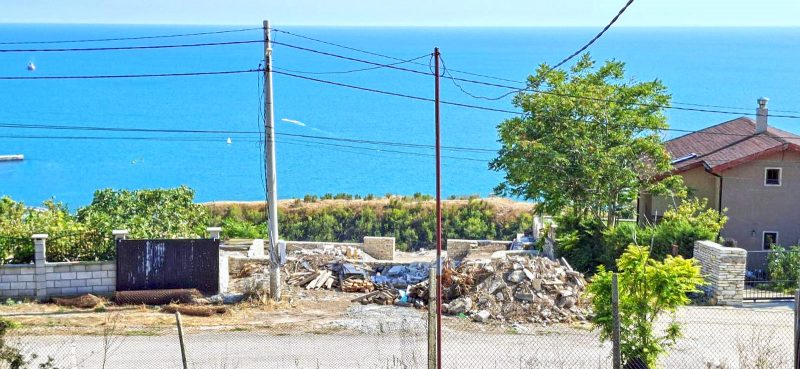 Terrain constructible de 489 m², eau courante, électricité en bordure de route, vue mer, à 2 km des plages — photo 3