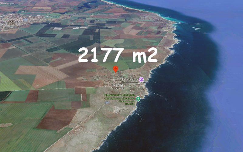 Terrain constructible de 2000 m², eau et électricité en bordure de route, à 200 m de la mer. — photo 1