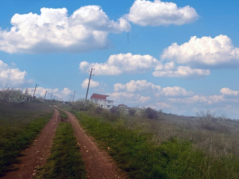 Участок под застройку площадью 528 кв.м., вода и электричество по границе, вид на море, 2 км до пляжа. — фото 2