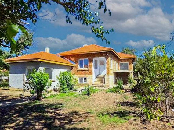 Maison rénovée de 1250 m² avec 3 chambres, terrain de 2340 m², à 12 km de la ville de Dalgopol, à 70 km de la mer