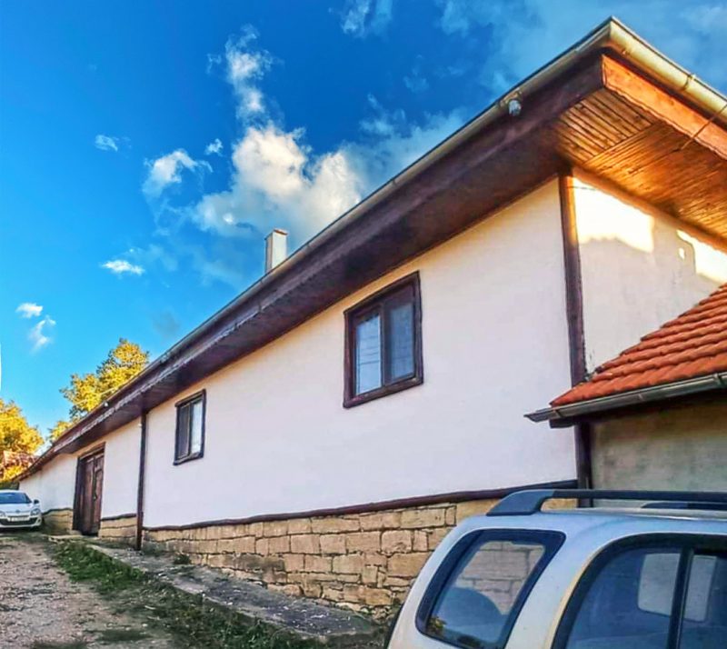 Maison authentique rénovée de 104 m² avec 3 chambres, sur un terrain de 760 m², dans un village pittoresque, à 10 km de la ville de Novi Pazar. — photo 1