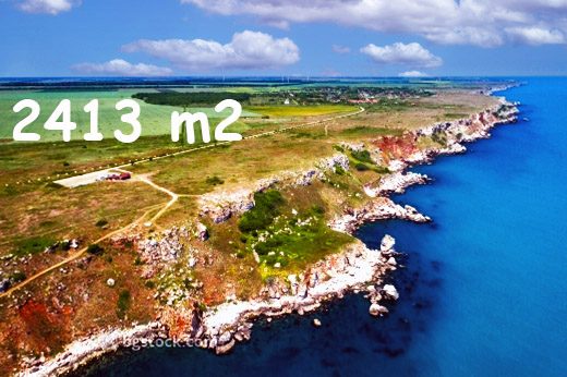 Участок под застройку площадью 2412 кв.м., вода подключена, электричество по границе, 200 м до моря. — фото 1