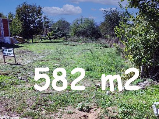 Terrain constructible de 582 m², raccordé à l'eau et à l'électricité, tout-à-l'égout, vue mer, à 1 km de la plage — photo 1