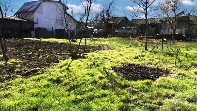 Земельный участок под застройку площадью 600 кв.м, с водоснабжением, электричеством от местного кооператива, в вилловой зоне поселка, в 15 км от моря. — фото 3