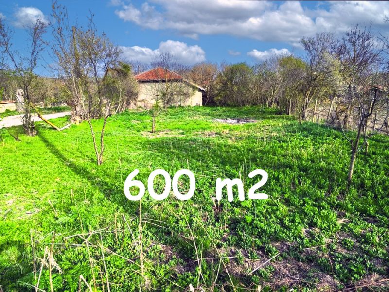 Terrain constructible de 600 m², eau et électricité en bordure de route, village recherché, à 20 km de Valchi Dol et à 60 km de la mer. — photo 1