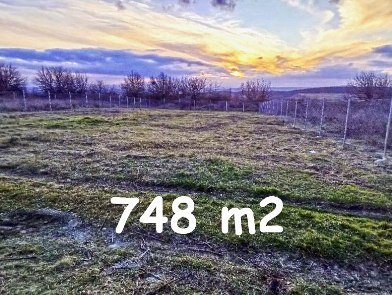 Terrain constructible de 749 m², eau et électricité disponibles en bordure de propriété, village recherché, à 20 km de la mer — photo 1