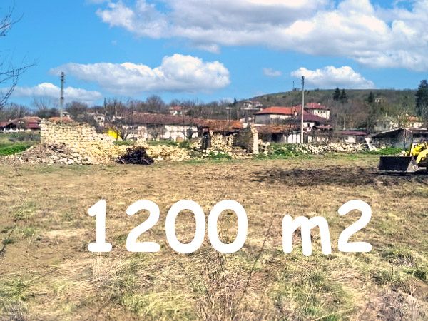 Земельный участок под застройку площадью 1200 кв.м, водоснабжение и электричество на границе, 38 км до моря. — фото 1