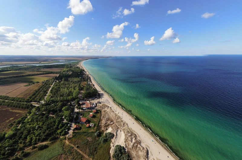 Земельный участок под застройку площадью 2000 кв.м, с водоснабжением и электричеством, колодцем, в 5 км от моря.
