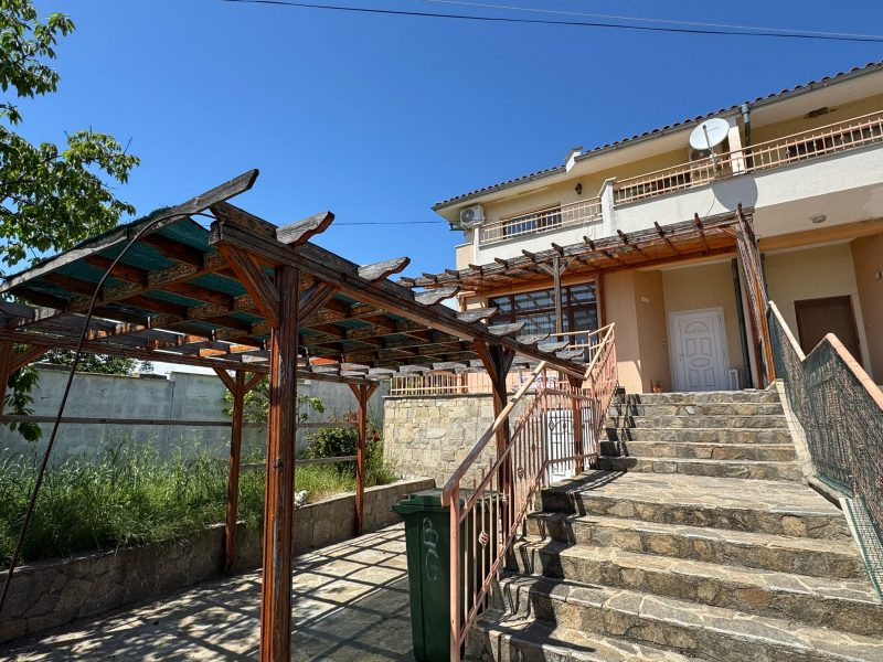 Maison de ville meublée de 163 m² avec 3 chambres et un terrain de 299 m², à 4 km de la mer.