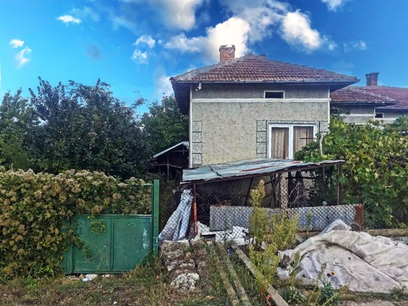 Дом площадью 165 кв.м, участок земли 980 кв.м, 12 км до города Тервел.