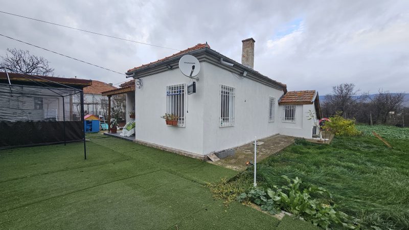 115 sqm renovated and furnished house, 1000 sqm land, sought-after village, 15 km to sea — photo 1