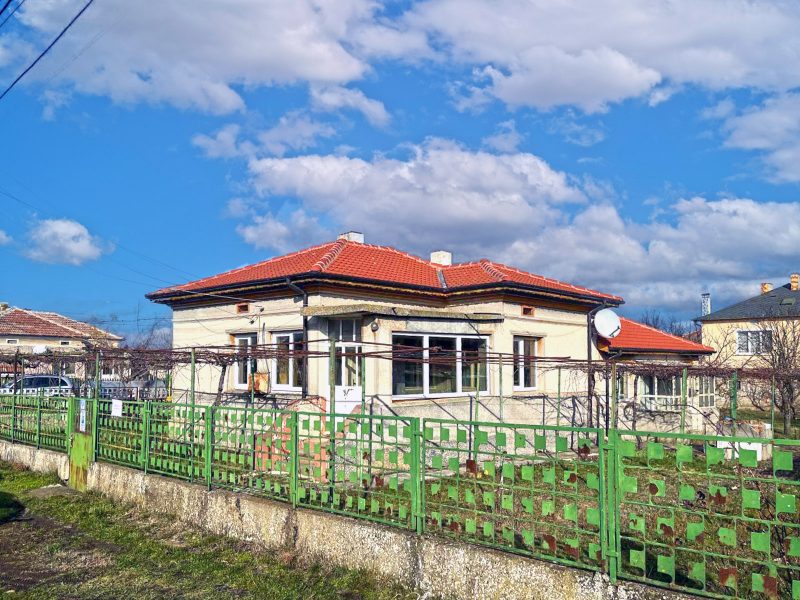Дом площадью 136 кв.м, 3 спальни, участок 890 кв.м, новая крыша, престижный населенный пункт, 35 км до моря. — фото 1