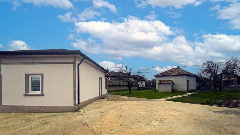 Maison rénovée de 73 m² avec 2 chambres, terrain de 1000 m², village recherché, à 7 km de la mer — photo 2