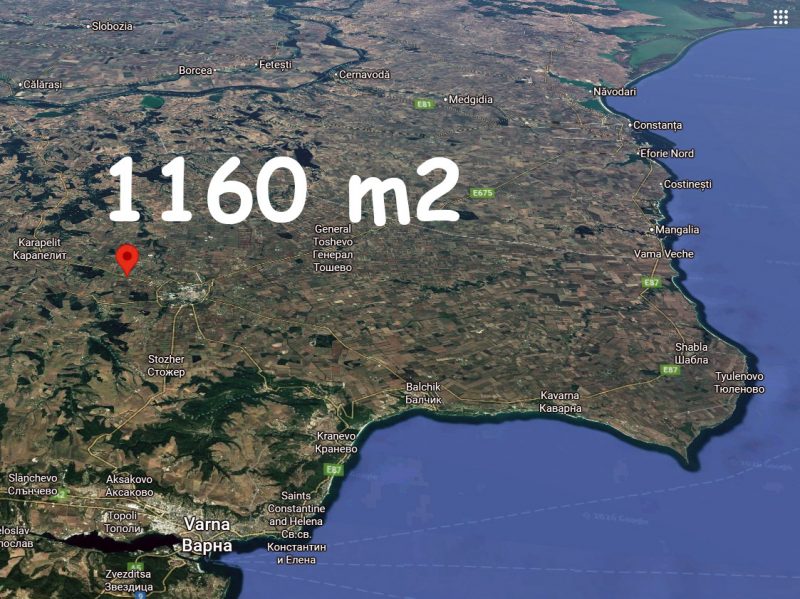 Terrain constructible de 1160 m², raccordé à l'eau et à l'électricité, à 5 km de Dobritch et à 45 km de la mer. — photo 1