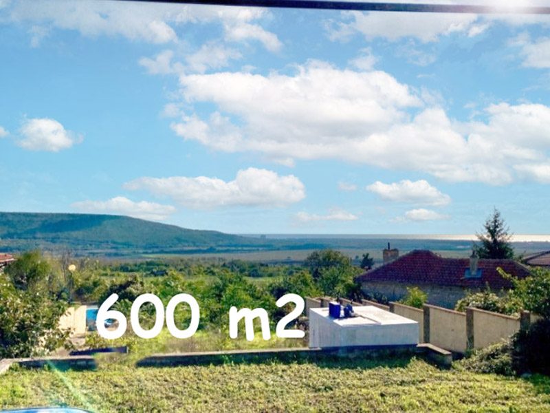 Земельный участок под застройку площадью 600 кв.м, водоснабжение и электричество на границе, разрешение на строительство, востребованный поселок, 4 км до моря.