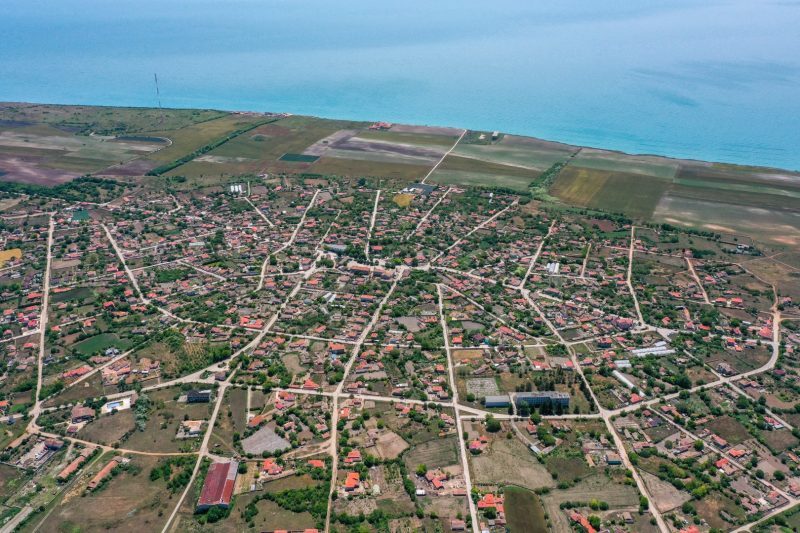 Земельный участок под застройку площадью 1396 кв.м, водоснабжение и электричество на границе, востребованный поселок, 1 км до моря.