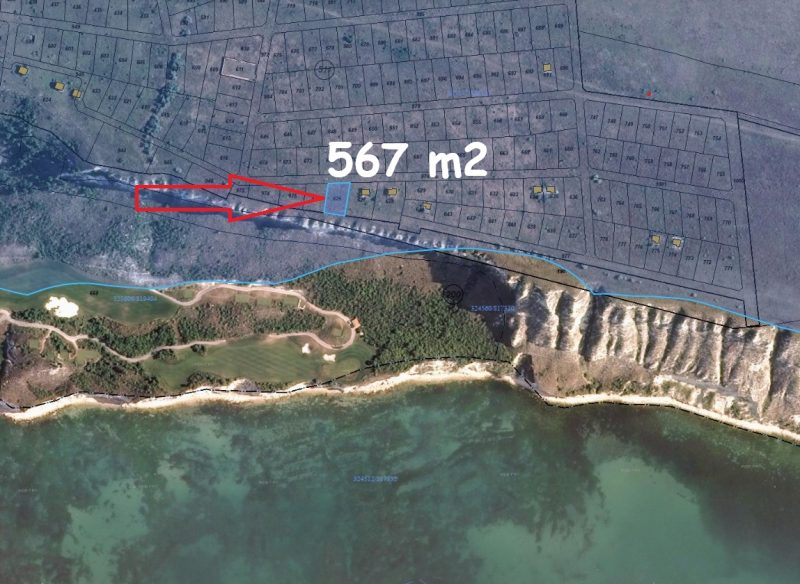 Terrain constructible de 567 m², eau et électricité en bordure de route, à 1 km de la mer