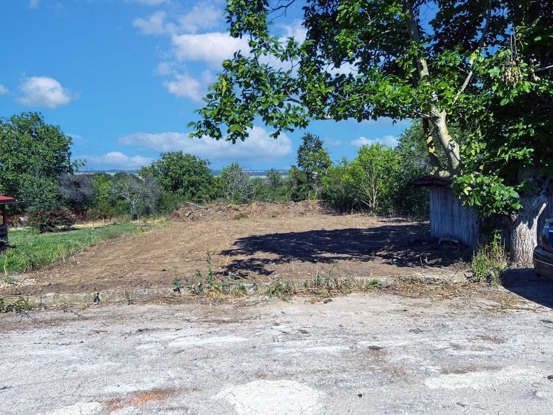 Terrain constructible de 855 m², raccordé à l'eau et à l'électricité, à 10 km de la mer — photo 3