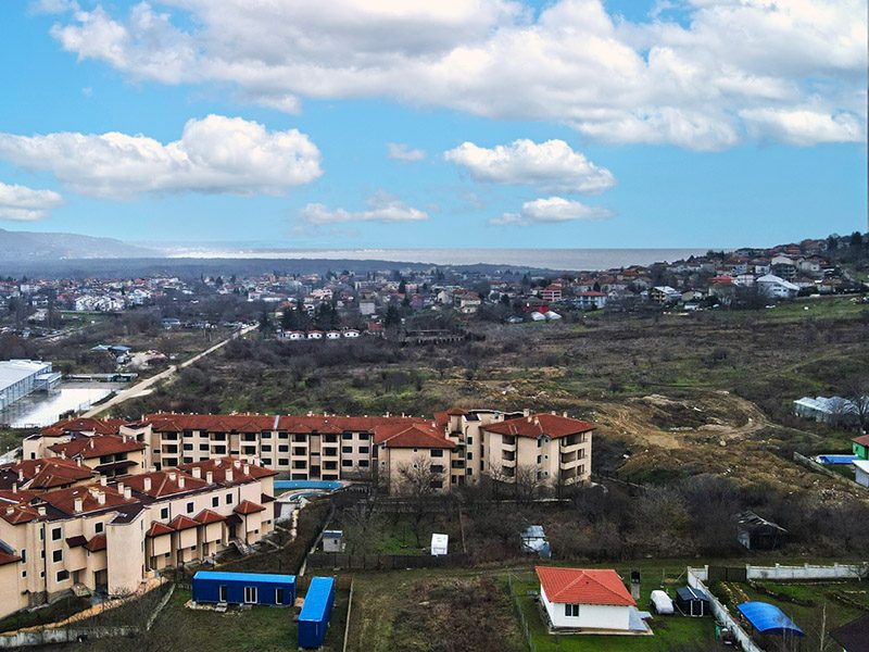 Земельный участок под застройку площадью 500 кв.м, водоснабжение и электричество, 2 км до моря. — фото 1