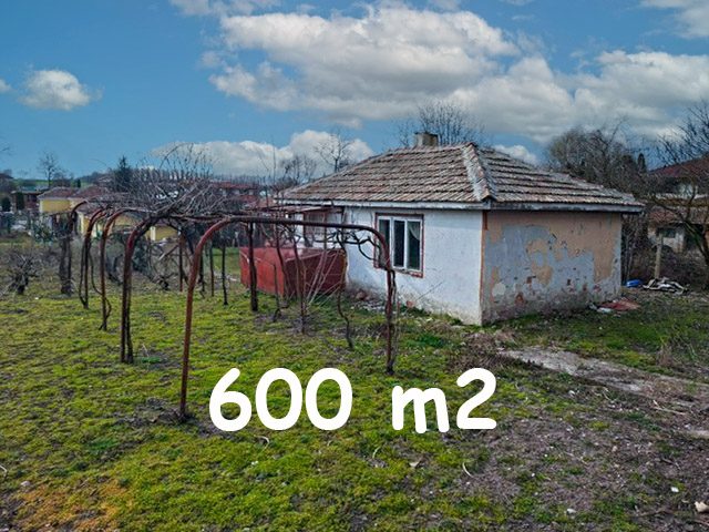 Земельный участок под застройку площадью 600 кв.м, водоснабжение и электричество, 30 км до моря. — фото 1