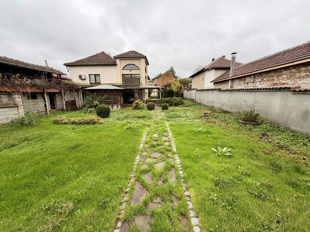 Spacious Residential House with Garden and Outbuildings in the Town of Iskar — photo 2