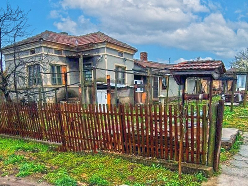 Старый дом площадью 80 кв.м, участок земли 3390 кв.м, 10 км до города Добрич, 50 км до моря.